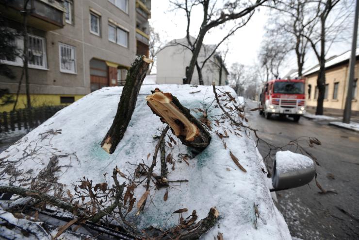 Kora délutánig 220 helyen avatkoztak be a tűzoltók, Sárváron egy gimnázium tetőszerkezete sérült meg